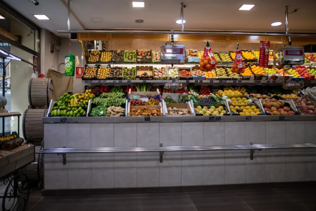 Interior tienda Frutas Maicar